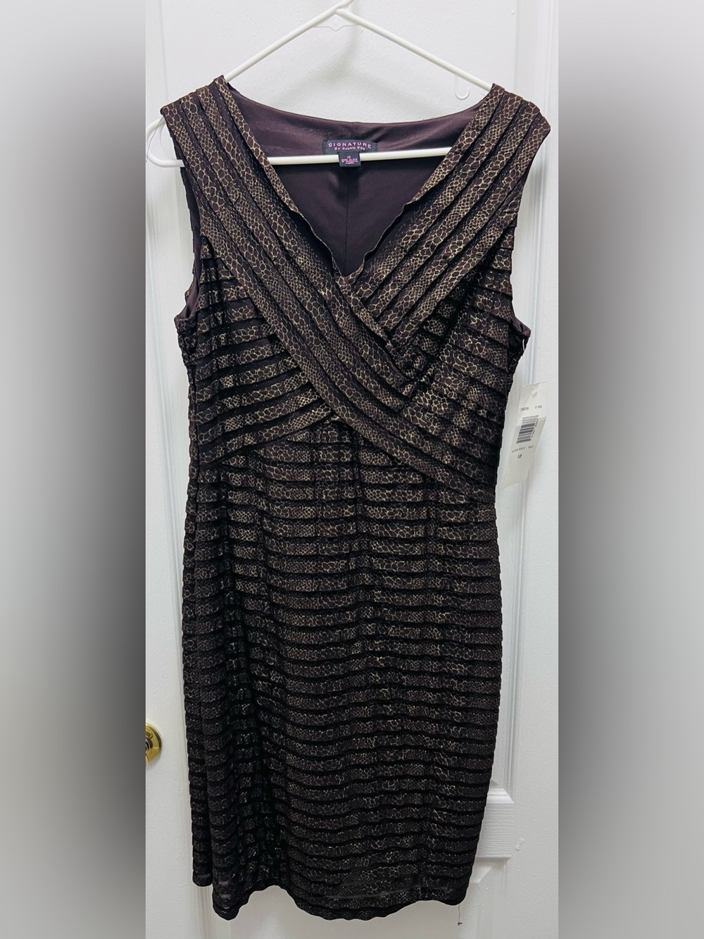 Robbie Bee Black and Bronze Sleeveless Textured Midi Dress